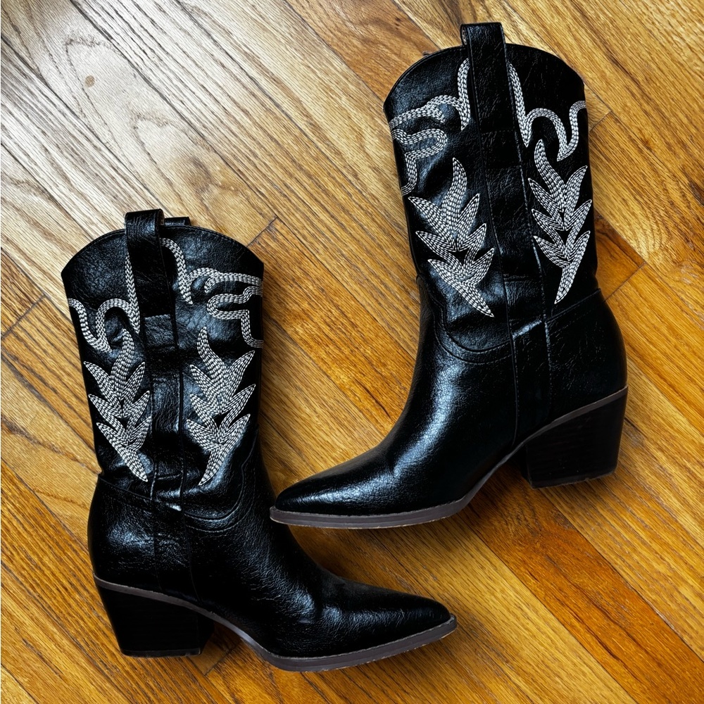 Amazing condition- black & white cowgirl boots